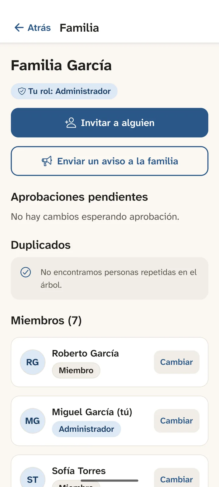 Pantalla Familia: invitar a alguien, enviar un aviso a la familia, aprobaciones pendientes, duplicados y los 7 miembros