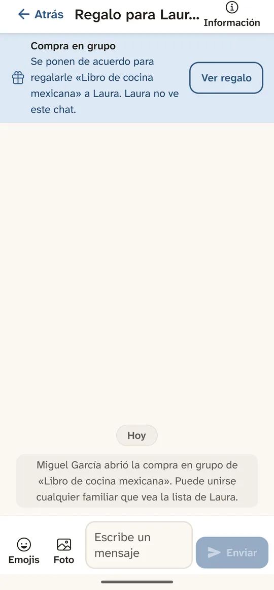 Chat de una compra en grupo: se ponen de acuerdo para regalar el libro a Laura, y Laura no ve este chat